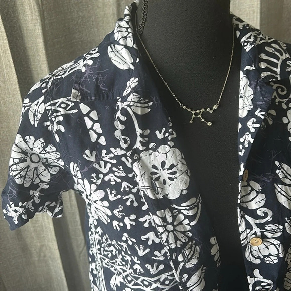 Blue and White Floral Gloria Vanderbilt Button Up - Picture 2 of 4